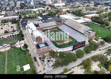 Une vue aérienne générale du Memorial Stadium sur le campus de l'Université de l'Illinois Urbana-Champaign, le jeudi 21 septembre 2023, à Champaign, Ill. Banque D'Images