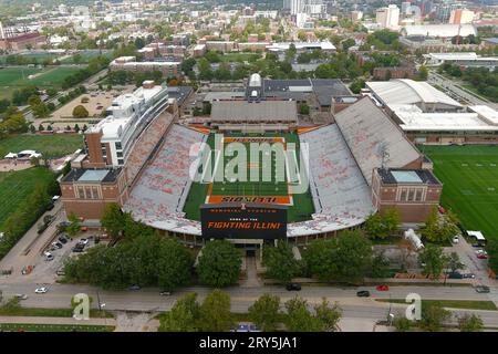 Une vue aérienne générale du Memorial Stadium sur le campus de l'Université de l'Illinois Urbana-Champaign, le jeudi 21 septembre 2023, à Champaign, Ill. Banque D'Images