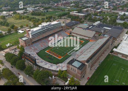 Une vue aérienne générale du Memorial Stadium sur le campus de l'Université de l'Illinois Urbana-Champaign, le jeudi 21 septembre 2023, à Champaign, Ill. Banque D'Images