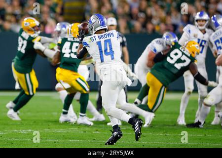 28 septembre 2023 : receveur large des Lions de Détroit Amon-Ra St. Brown (14) fait une prise lors du match de football de la NFL entre les Lions de Detroit et les Packers de Green Bay au Lambeau Field à Green Bay, Wisconsin. Darren Lee/CSM Banque D'Images