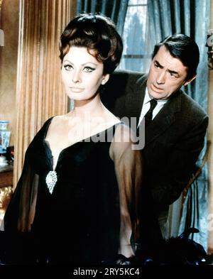 SOPHIA LOREN et GREGORY PECK dans ARABESQUE (1966), mise en scène par STANLEY DONEN. Crédit : RANG/UNIVERSEL/Album Banque D'Images