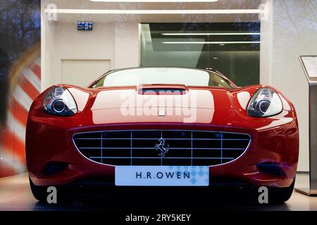 Voiture Ferrari rouge de luxe dans la vitrine H R Owen à Londres novembre 2013 Banque D'Images