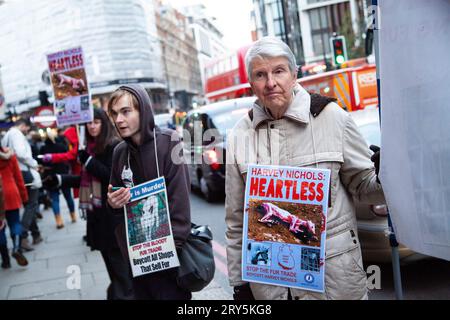 Manifestation anti-fourrure des droits des animaux devant Harvey Nichols Londres 30 novembre 2013 - vieil homme portant le signe sans cœur Harvey Nichols Banque D'Images