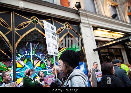 Manifestation contre les droits des animaux contre la fourrure devant Harvey Nichols Londres le 30 novembre 2013 Banque D'Images