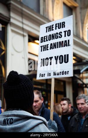 Protestation contre la fourrure des droits des animaux devant Harvey Nichols Londres 30 novembre 2013 - la fourrure appartient à l'animal pas que vous signez Banque D'Images