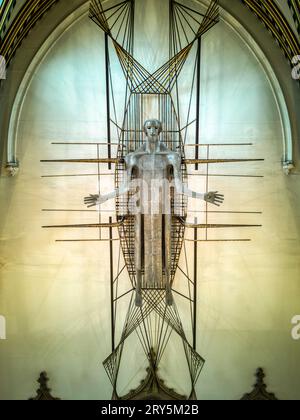 Sculpture dramatique de « Christ the Worker » par John Hayward dans la cathédrale de Blackburn, Blackburn, Lancashire, Royaume-Uni Banque D'Images