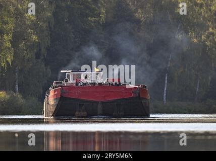 Kersdorf, Allemagne. 28 septembre 2023. Une barge de poussée polonaise est en route sur la Spree-Oder-Waterway (SOW) en direction de l'écluse de Kersdorf. La voie navigable fédérale Sow a une longueur de 128,66 kilomètres. C'est une connexion entre l'embouchure de la Spree près de Spandau et la rivière Oder près de Eisenhüttenstadt. Crédit : Patrick Pleul/dpa/ZB/dpa/Alamy Live News Banque D'Images