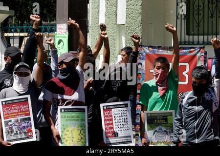 Naucalpan, Mexique. 28 septembre 2023. 28 septembre 2023, Naucalpan, État de Mexico, Mexique : des élèves de l'école normale d'Ayotzinapa à la conférence de presse sur l'affaire Ayotzinapa devant le camp militaire 1 dans la municipalité de Naucalpan, État de Mexico. Le 28 septembre 2023 à Naucalpan, État de Mexico, Mexique (photo de Luis Barron/Eyepix Group). Crédit : EYEPIX Group/Alamy Live News Banque D'Images