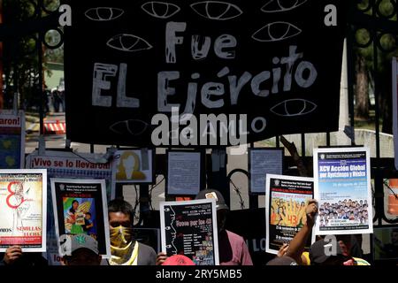 Naucalpan, Mexique. 28 septembre 2023. 28 septembre 2023, Naucalpan, État de Mexico, Mexique : des élèves de l'école normale d'Ayotzinapa à la conférence de presse sur l'affaire Ayotzinapa devant le camp militaire 1 dans la municipalité de Naucalpan, État de Mexico. Le 28 septembre 2023 à Naucalpan, État de Mexico, Mexique (photo de Luis Barron/Eyepix Group). Crédit : EYEPIX Group/Alamy Live News Banque D'Images