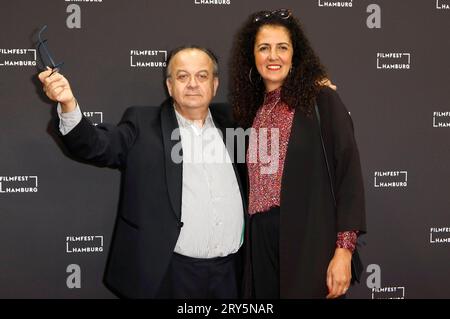Albert Wiederspiel und Malika Rabahallah BEI der Festivaleröffnung mit der Premiere des Kinofilms Inshallah a Boy auf dem 30. Filmfest Hamburg im CinemaxX Dammtor. Hambourg, 28.09.2023 *** Albert Wiederspiel et Malika Rabahallah à l'ouverture du festival avec la première du long métrage Inshallah a Boy au Filmfest de Hambourg 30 au CinemaxX Dammtor Hamburg, 28 09 2023 Foto:XC.xTamckex/xFuturexImagex ffh opening 3955 crédit : Imago/Alamy Live News Banque D'Images