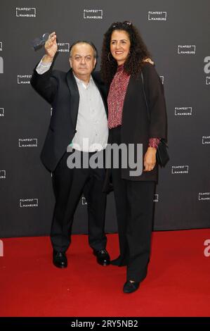 Albert Wiederspiel und Malika Rabahallah BEI der Festivaleröffnung mit der Premiere des Kinofilms Inshallah a Boy auf dem 30. Filmfest Hamburg im CinemaxX Dammtor. Hambourg, 28.09.2023 *** Albert Wiederspiel et Malika Rabahallah à l'ouverture du festival avec la première du long métrage Inshallah a Boy au Filmfest de Hambourg 30 au CinemaxX Dammtor Hamburg, 28 09 2023 Foto:XC.xTamckex/xFuturexImagex ffh opening 3953 crédit : Imago/Alamy Live News Banque D'Images