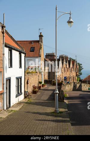 Regardant le long des maisons traditionnelles sur Shoregate dans le village pittoresque de Fife de Fife. Banque D'Images