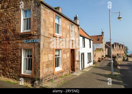 Regardant le long des maisons traditionnelles sur Shoregate dans le village pittoresque de Fife de Fife. Banque D'Images