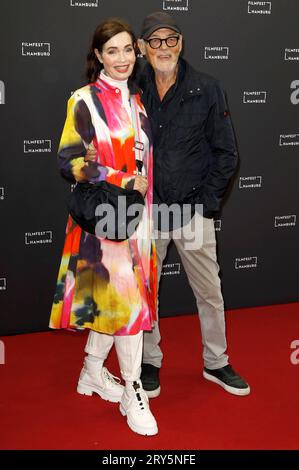 IHA von der Schulenburg und Hieronymus Proske BEI der Festivaleröffnung mit der Premiere des Kinofilms Inshallah a Boy auf dem 30. Filmfest Hamburg im CinemaxX Dammtor. Hambourg, 28.09.2023 *** Iha von der Schulenburg et Hieronymus Proske à l'ouverture du festival avec la première du long métrage Inshallah a Boy au Filmfest de Hambourg 30 au CinemaxX Dammtor Hamburg, 28 09 2023 Foto:XC.xTamckex/xFuturexImagex ffh opening 3962 crédit : Imago/Alamy Live News Banque D'Images