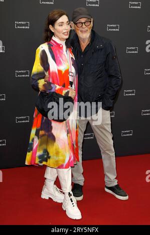 IHA von der Schulenburg und Hieronymus Proske BEI der Festivaleröffnung mit der Premiere des Kinofilms Inshallah a Boy auf dem 30. Filmfest Hamburg im CinemaxX Dammtor. Hambourg, 28.09.2023 *** Iha von der Schulenburg et Hieronymus Proske à l'ouverture du festival avec la première du long métrage Inshallah a Boy au Filmfest de Hambourg 30 au CinemaxX Dammtor Hamburg, 28 09 2023 Foto:XC.xTamckex/xFuturexImagex ffh opening 3963 crédit : Imago/Alamy Live News Banque D'Images