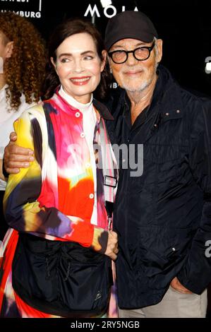 IHA von der Schulenburg und Hieronymus Proske BEI der Festivaleröffnung mit der Premiere des Kinofilms Inshallah a Boy auf dem 30. Filmfest Hamburg im CinemaxX Dammtor. Hambourg, 28.09.2023 *** Iha von der Schulenburg et Hieronymus Proske à l'ouverture du festival avec la première du long métrage Inshallah a Boy au Filmfest de Hambourg 30 au CinemaxX Dammtor Hamburg, 28 09 2023 Foto:XC.xTamckex/xFuturexImagex ffh opening 3965 crédit : Imago/Alamy Live News Banque D'Images