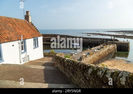 En descendant les marches sur Shoregate vers Crail Harbour, Fife. Banque D'Images