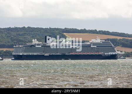 Le MS Nieuw Statendam est un navire de croisière de classe Pinnacle exploité par Holland America Line, dans le Firth of Forth Scotland. Banque D'Images