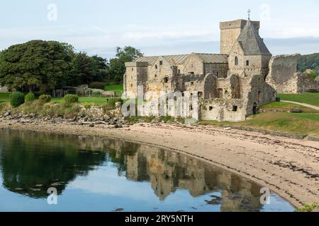 L'abbaye d'Inchcolm sur l'île d'Inchcolm, bien que ruinée, est le complexe monastique le mieux préservé d'Écosse Banque D'Images