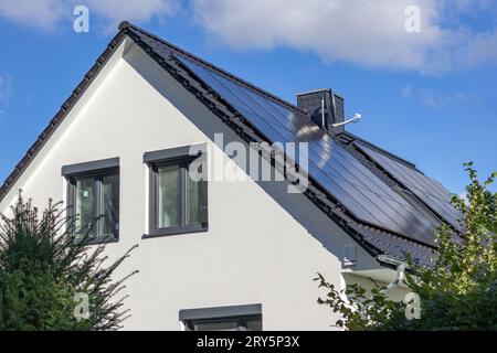 nouvelle maison unifamiliale avec toit solaire Banque D'Images