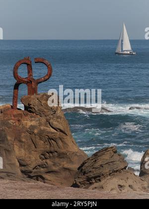 SAINT-SÉBASTIEN, ESPAGNE-28 SEPTEMBRE 2023 : le peigne du vent (peine del viento/Haizearen orrazia) sculpture d'Eduardo Chillida au pied de l'IG Banque D'Images