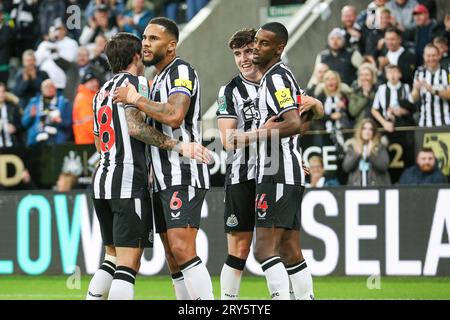 Newcastle, Royaume-Uni. 27 septembre 2023. L'attaquant de Newcastle United Alexander Isak (14) marque un BUT 1-0 et célèbre avec le défenseur de Newcastle United Jamaal Lascelles (6) le défenseur de Newcastle United Tino Livramento (21) le milieu de terrain de Newcastle United Sandro Tonali (8) lors du match Newcastle United FC v Manchester City FC Carabao Cup, Round 3 à St.James' Park, Newcastle, Newcastle, Royaume-Uni le 27 septembre 2023 crédit : Every second Media/Alamy Live News Banque D'Images