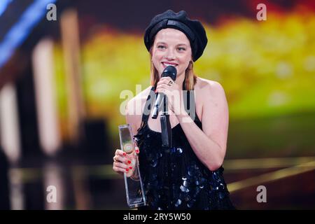 Cologne, Allemagne. 29 septembre 2023. L'actrice Jella Haase parle avec son prix de la meilleure actrice pour 'Kleo' aux German Television Awards 2023 au Coloneum. Le Prix de la télévision allemande sera décerné à Cologne pour la saison de programmation 2022/23. Crédit : Rolf Vennenbernd/dpa/Alamy Live News Banque D'Images