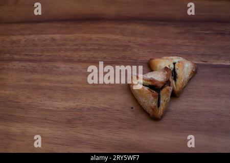 Hamantash (Ozen Haman), une pâtisserie juive ashkénaze en poche triangulaire traditionnellement consommée pendant les vacances Pourim. Espace négatif, espace texte vide Banque D'Images