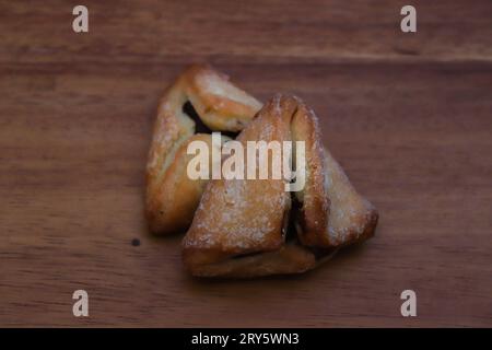 Hamantash (Ozen Haman), une pâtisserie juive ashkénaze en poche triangulaire traditionnellement consommée pendant les vacances Pourim. Concept de vacances et de nourriture Banque D'Images