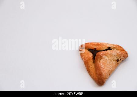 Hamantash (Ozen Haman), une pâtisserie hachkénaze juive triangulaire fourrée traditionnellement mangée pendant les vacances Pourim isolé sur fond blanc Banque D'Images