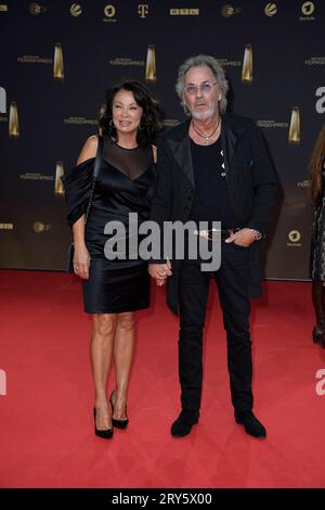 Hugo Egon Balder mit Frau Elena Balder BEI der Verleihung des Deutschen Fernsehpreises dans Koeln 28.09. 2023 *** Hugo Egon Balder avec son épouse Elena Balder lors de la cérémonie de remise des prix de la télévision allemande à Cologne 28 09 2023 Credit : Imago/Alamy Live News Banque D'Images