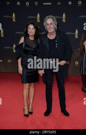 Hugo Egon Balder mit Frau Elena Balder BEI der Verleihung des Deutschen Fernsehpreises dans Koeln 28.09. 2023 *** Hugo Egon Balder avec son épouse Elena Balder lors de la cérémonie de remise des prix de la télévision allemande à Cologne 28 09 2023 Credit : Imago/Alamy Live News Banque D'Images