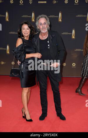 Hugo Egon Balder mit Frau Elena Balder BEI der Verleihung des Deutschen Fernsehpreises dans Koeln 28.09. 2023 *** Hugo Egon Balder avec son épouse Elena Balder lors de la cérémonie de remise des prix de la télévision allemande à Cologne 28 09 2023 Credit : Imago/Alamy Live News Banque D'Images