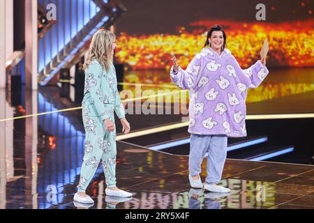 Cologne, Allemagne. 29 septembre 2023. Les présentatrices Frauke Ludowig (l) et Marlene Lufen sont sur scène en tant que présentatrices du German Television Award 2023 au Coloneum. Le Prix de la télévision allemande sera décerné à Cologne pour la saison de programmation 2022/23. Crédit : Rolf Vennenbernd/dpa/Alamy Live News Banque D'Images