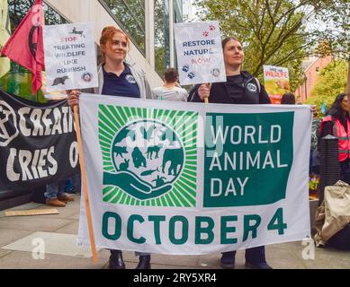 Londres, Royaume-Uni. 28 septembre 2023. Des manifestants et des membres de plus de 40 ONG de nature et d'environnement se sont rassemblés devant le ministère de l'Environnement, de l'alimentation et des Affaires rurales (DEFRA) pour appeler le gouvernement à restaurer la nature, à la suite d'un rapport accablant sur l'état de la nature au Royaume-Uni. Crédit : Vuk Valcic/Alamy Live News Banque D'Images