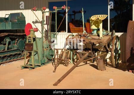 Machines agricoles anciennes à l'atelier communautaire de Mukinbudin dans la ville de Wheatbelt de Mukinbudin, Australie occidentale. Banque D'Images