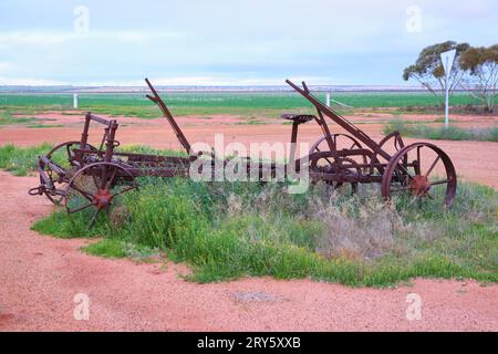 Une vieille charrue rouillée à la périphérie de Mukinbudin dans la région de Wheatbelt en Australie occidentale. Banque D'Images