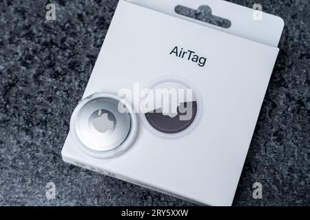 Jurmala, Lettonie - 21 09 2023 : gros plan du gadget pour suivre vos affaires - AIRTAG Apple. Nouvelle étiquette d'air dans le film sur la boîte. Banque D'Images