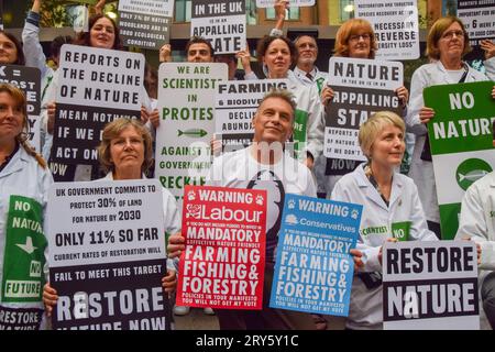 Londres, Royaume-Uni. 28 septembre 2023. Le naturaliste et présentateur de télévision Chris Packham se joint à des scientifiques en dehors du DEFRA. Des manifestants et des membres de plus de 40 ONG de nature et d'environnement se sont rassemblés devant le ministère de l'Environnement, de l'alimentation et des Affaires rurales pour appeler le gouvernement à restaurer la nature, à la suite d'un rapport accablant sur l'état de la nature au Royaume-Uni. Crédit : Vuk Valcic/Alamy Live News Banque D'Images