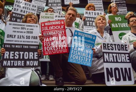 Londres, Royaume-Uni. 28 septembre 2023. Le naturaliste et présentateur de télévision Chris Packham se joint à des scientifiques en dehors du DEFRA. Des manifestants et des membres de plus de 40 ONG de nature et d'environnement se sont rassemblés devant le ministère de l'Environnement, de l'alimentation et des Affaires rurales pour appeler le gouvernement à restaurer la nature, à la suite d'un rapport accablant sur l'état de la nature au Royaume-Uni. Crédit : Vuk Valcic/Alamy Live News Banque D'Images