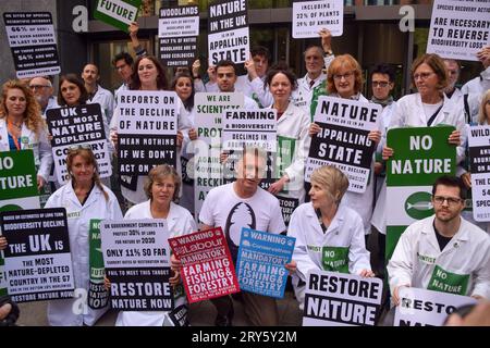 Londres, Royaume-Uni. 28 septembre 2023. Le naturaliste et présentateur de télévision Chris Packham se joint à des scientifiques en dehors du DEFRA. Des manifestants et des membres de plus de 40 ONG de nature et d'environnement se sont rassemblés devant le ministère de l'Environnement, de l'alimentation et des Affaires rurales pour appeler le gouvernement à restaurer la nature, à la suite d'un rapport accablant sur l'état de la nature au Royaume-Uni. Crédit : Vuk Valcic/Alamy Live News Banque D'Images