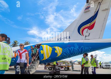 Passagers arrivant sur le vol Bangkok Airways à l'aéroport de Ko Samui, Thaïlande Banque D'Images