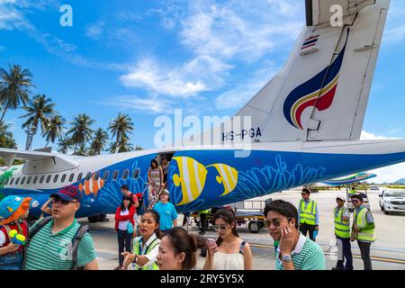 Passagers arrivant sur le vol Bangkok Airways à l'aéroport de Ko Samui, Thaïlande Banque D'Images