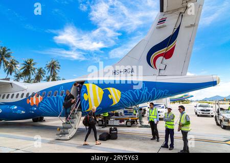 Passagers arrivant sur le vol Bangkok Airways à l'aéroport de Ko Samui, Thaïlande Banque D'Images