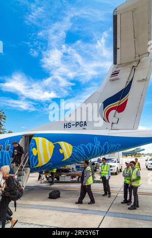 Passagers arrivant sur le vol Bangkok Airways à l'aéroport de Ko Samui, Thaïlande Banque D'Images