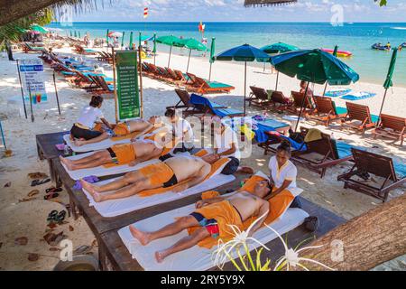 Dames donnant massage thaï traditionnel sur la plage de Chaweng, Ko Samui, Thaïlande Banque D'Images