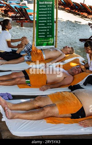 Dames donnant massage thaï traditionnel sur la plage de Chaweng, Ko Samui, Thaïlande Banque D'Images