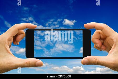 mains masculines tenant un smartphone avec écran vide Banque D'Images