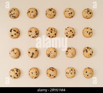 Motif créatif de biscuits au chocolat sur fond de crème pastel. Concept alimentaire minimal. Délicieux biscuits au chocolat idée. Composition de biscuits à plat. Banque D'Images