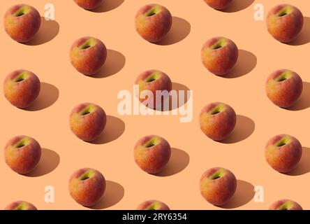 Motif de fruits d'été en pêche fraîche sur fond orange pastel clair. Disposition créative de fruits minimale. Concept de fond d'été de nature. Banque D'Images